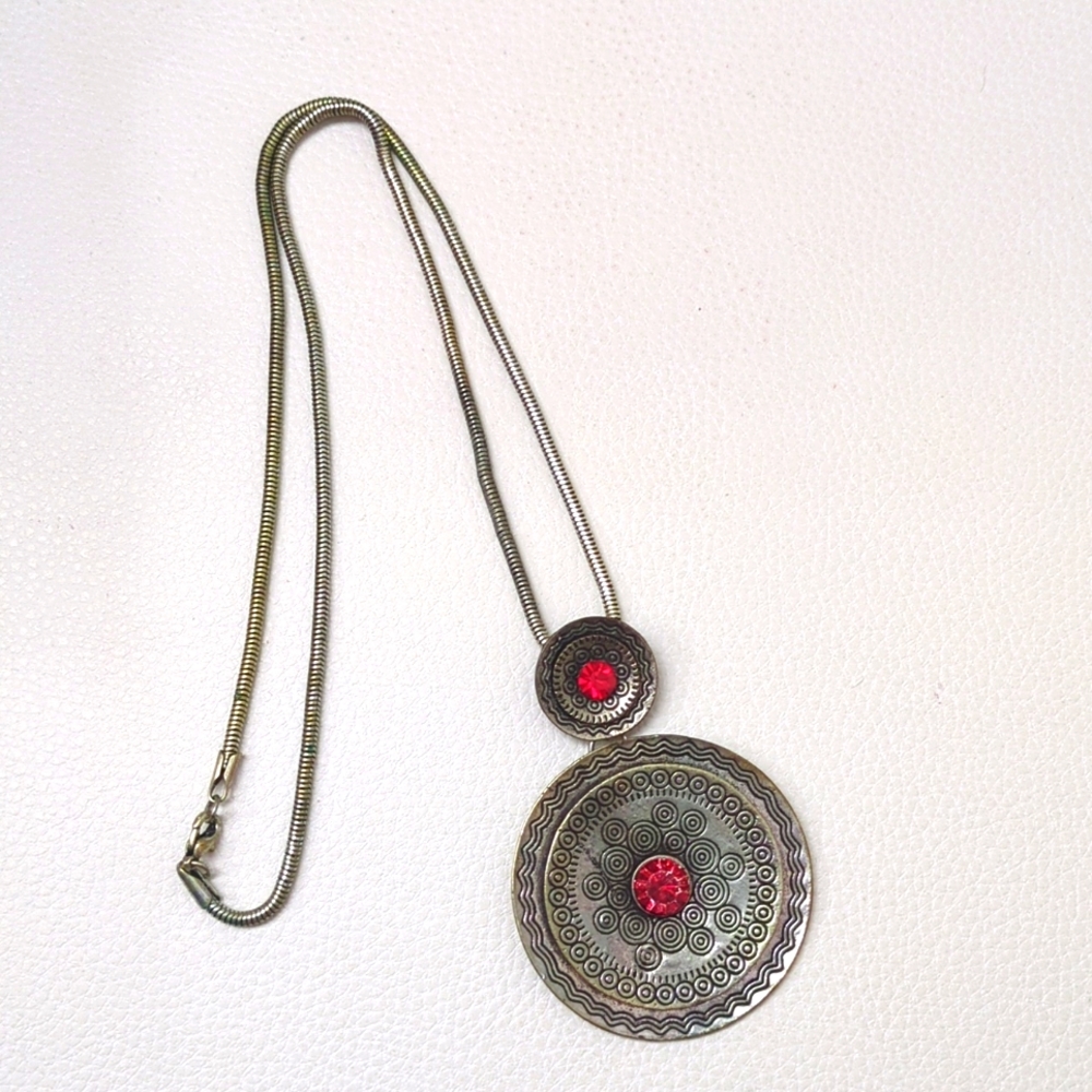 Oriental Medalla Necklace with Red Crystals
